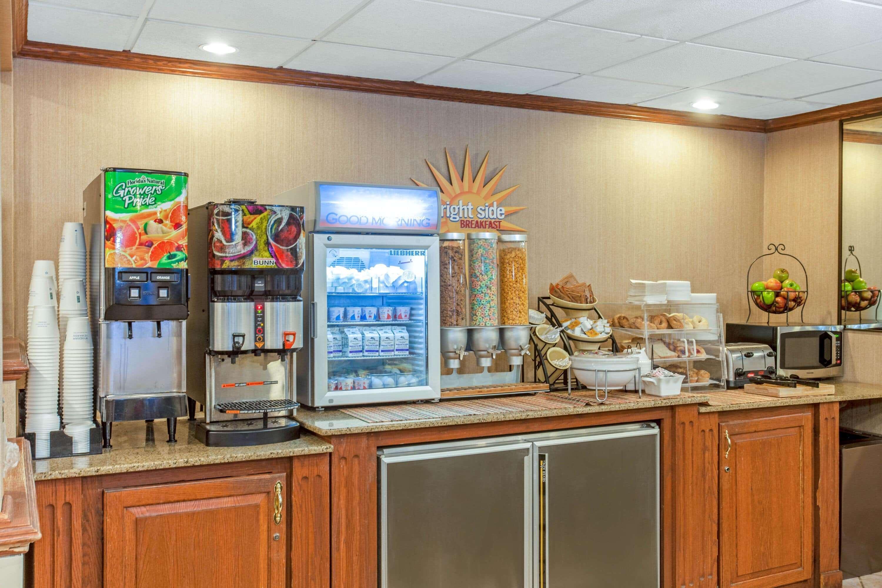 La Quinta Inn By Wyndham Milwaukee Airport / Oak Creek Exterior photo