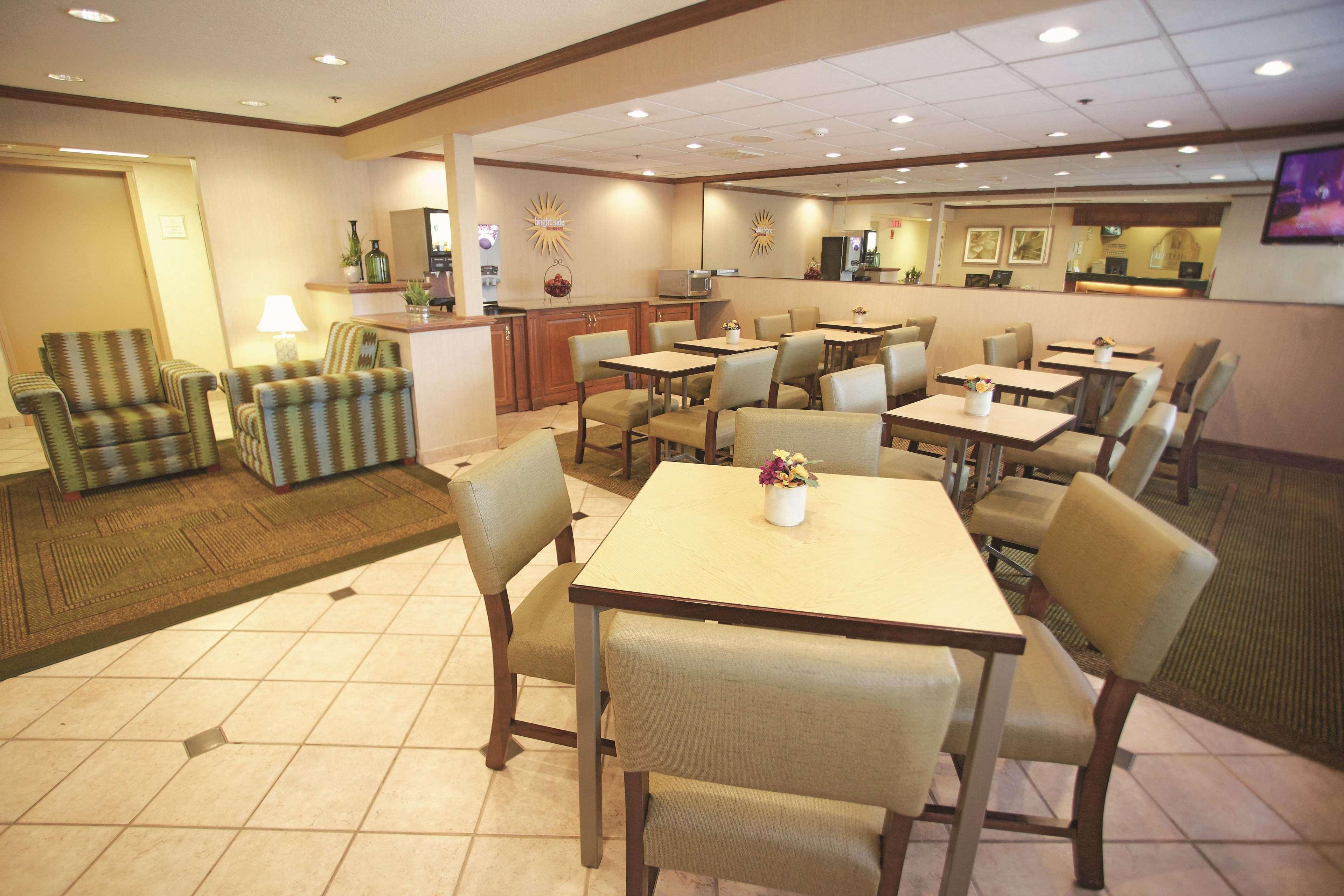 La Quinta Inn By Wyndham Milwaukee Airport / Oak Creek Exterior photo