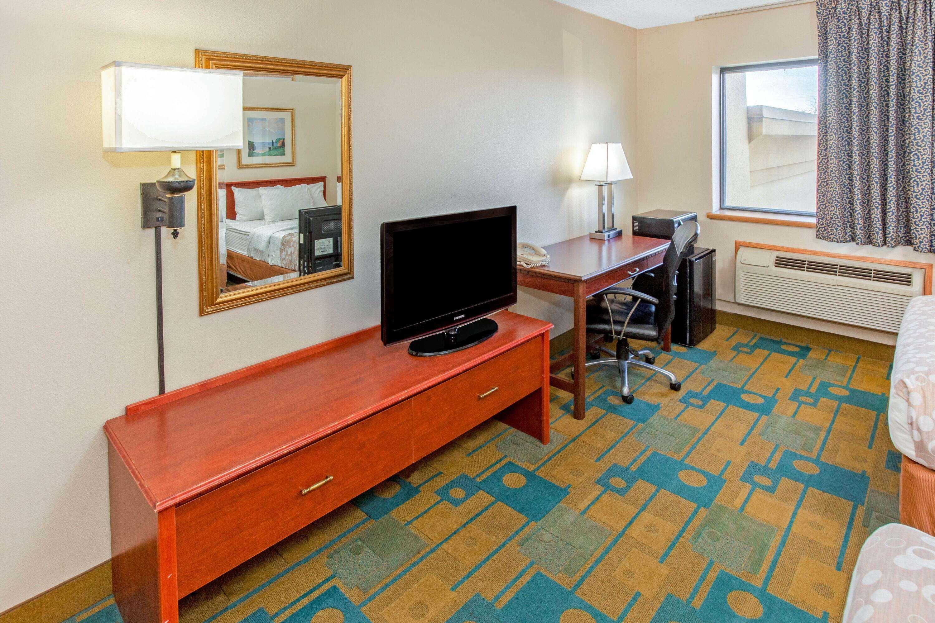 La Quinta Inn By Wyndham Milwaukee Airport / Oak Creek Exterior photo